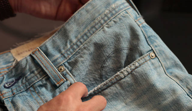 <strong>ESTNATION｜エストネーション</strong>　「AG-ed×ESTNATION」デニムショーツ3万5700円（エストネーション）左のポケットには“ピースマーク”がペイントされている。