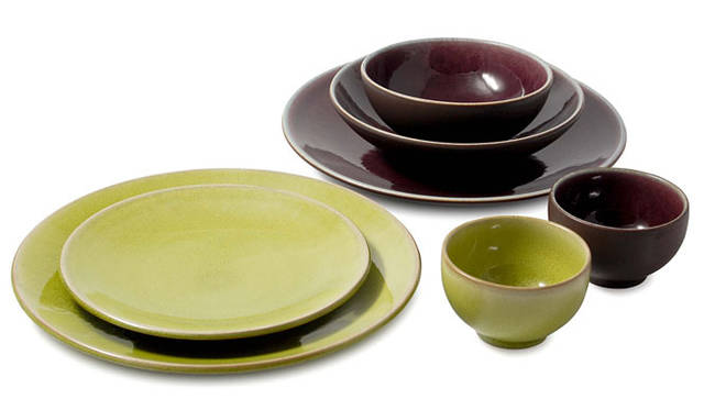 <strong>LIVING MOTIF｜リビング・モティーフ</strong>　素朴であたたかみのあるシェイプの「Tourron（トゥーロン）シリーズ」。プレート2625円～、ボウル1890円～