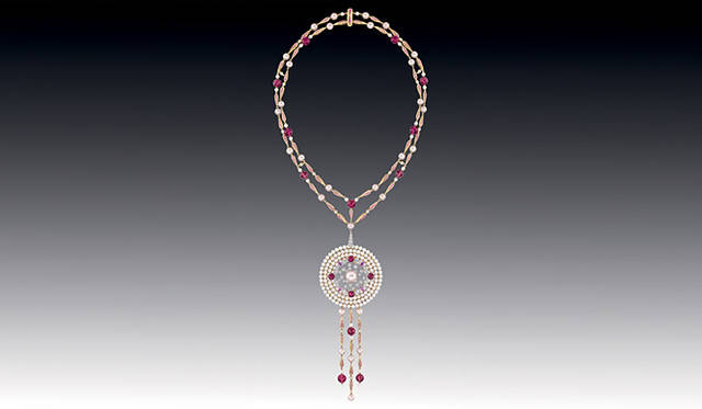 <strong>CHANEL｜シャネル　ハイ ジュエリー コレクション「Secrets d’Orients（オリエントの秘密）」</strong>　「Byzance de Chanel」 ネックレス [WG×PG×4ペアシェイプカットピンクサファイア（1.57cts）×212ピンクサファイア（7.10cts）×202パール×16ルベライト（51.68cts）×66ダイヤモンド（3.14cts）] 2079万円（参考価格）（シャネル）