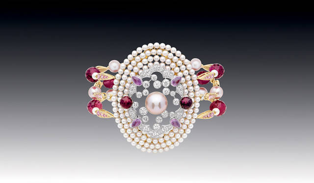 <strong>CHANEL｜シャネル　ハイ ジュエリー コレクション「Secrets d’Orients（オリエントの秘密）」</strong>　「Byzance de Chanel」 ブレスレット [WG×PG×4ペアシェイプカットピンクサファイア（1.95cts）×80ピンクサファイア（2.57cts）×8ルベライト（25.57cts）×48ダイヤモンド（2.82cts）×181パール] 1260万円（参考価格）（シャネル）