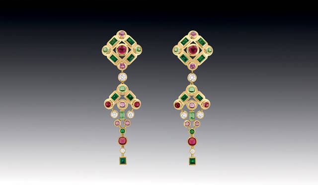 <strong>CHANEL｜シャネル　ハイ ジュエリー コレクション「Secrets d’Orients（オリエントの秘密）」</strong>　「Persane de Chanel」 イヤリング [YG×24ツァボライト（6.13cts）×8ルベライト（3.39cts）×10ピンクトルマリン（2.03cts）×8ダイヤモンド（1.42cts）] 630万円（参考価格）（シャネル）