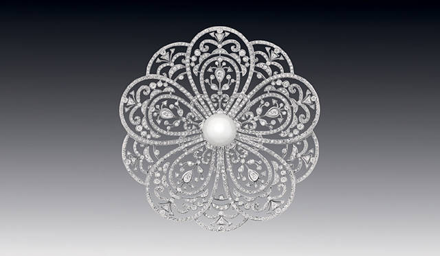 <strong>CHANEL｜シャネル　ハイ ジュエリー コレクション「Secrets d’Orients（オリエントの秘密）」</strong>　「Camélia Collection」 ブローチ [WG×1パール×1225ダイヤモンド（11.18cts）] 819万円（参考価格）（シャネル）