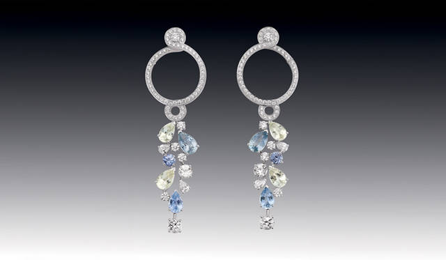 <strong>CHANEL｜シャネル　ハイ ジュエリー コレクション「Secrets d’Orients（オリエントの秘密）」</strong>　「Venitienne」 イヤリング [WG×8ペアシェイプカットサファイア（16.07cts）×6サファイア（5.63cts）×4ペアシェイプカットダイヤモンド（0.94ct）×118ダイヤモンド（3.25cts）] 819万円（参考価格）（シャネル）