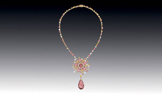 <strong>CHANEL｜シャネル　ハイ ジュエリー コレクション「Secrets d’Orients（オリエントの秘密）」</strong>　「Soleil Pastel」 ネックレス [PG×1ブリオレットカットトルマリン（32.97cts）×5オーバルカットトルマリン（6.51cts）×1トルマリン（3.99cts）×37パール×86マルチカラーストーン（20.62cts）×59ダイヤモンド（1.04cts）] 1974万円（参考価格）（シャネル）