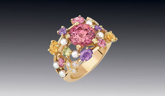 <strong>CHANEL｜シャネル　ハイ ジュエリー コレクション「Secrets d’Orients（オリエントの秘密）」</strong>　「Soleil Pastel」 リング [PG×1トルマリン（3.27cts）×8パール×10マルチカラーサファイア（2.88cts）×8ダイヤモンド（0.15ct）] 399万円（参考価格）（シャネル）