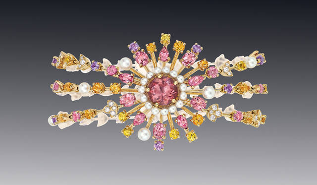 <strong>CHANEL｜シャネル　ハイ ジュエリー コレクション「Secrets d’Orients（オリエントの秘密）」</strong>　「Soleil Pastel」 ブレスレット [PG×1トルマリン（2.68cts）×31パール×73マルチカラーストーン（14.38cts）×67ダイヤモンド（1.19cts）] 1029万円（参考価格）（シャネル）