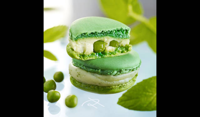 <strong>PIERRE HERMÉ PARIS│ピエール・エルメ・パリ</strong>　マカロン アンデュルジャンスが入った「マカロン6個詰め合わせBOX」　2310円