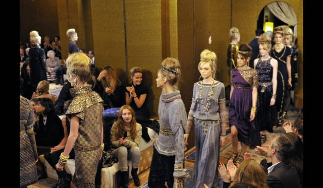 <strong>CHANEL｜シャネル</strong>　2010年 ― 2011年 メティエダールコレクション 「パリ ― ビザンス」　©CHANEL