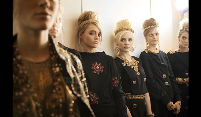 <strong>CHANEL｜シャネル</strong>　2010年 ― 2011年 メティエダールコレクション 「パリ ― ビザンス」　©CHANEL