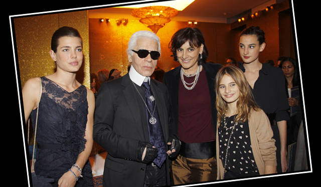 <strong>CHANEL｜シャネル</strong>　ショーを終えたばかりのカール・ラガーフェルドと。　©CHANEL