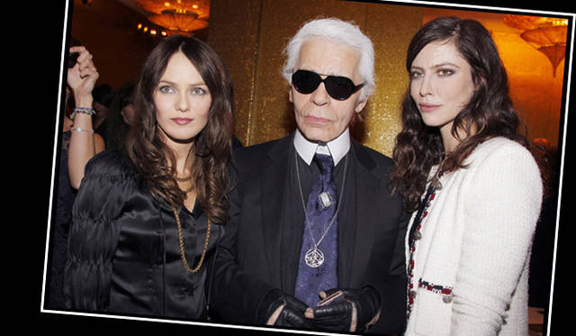 <strong>CHANEL｜シャネル</strong>　左からヴァネッサ・パラディ、カール・ラガーフェルド、アナ・ムグラリス　©CHANEL