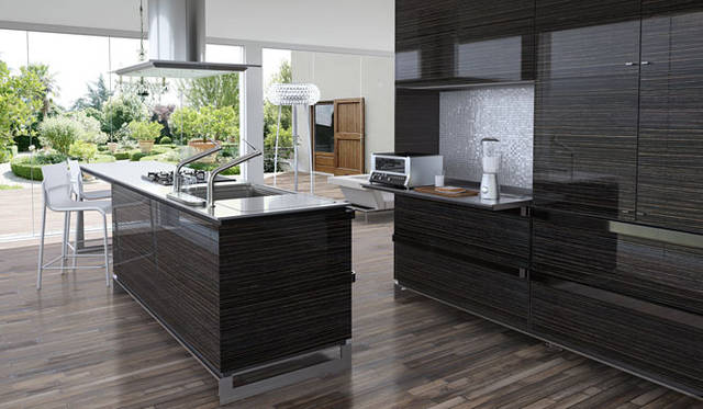 <strong>TOYO KITCHEN｜トーヨーキッチン</strong>　キッチン「INO（イノ）」<br>INO D-LANDレイアウトのキッチンと壁面収納を組み合わせたプラン。