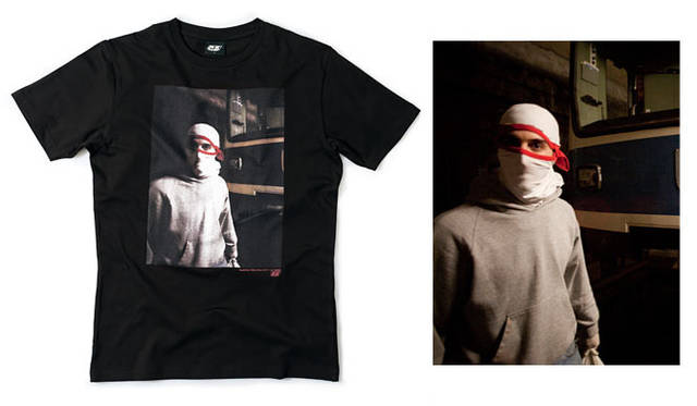 <strong>55DSL｜FIFTYFIVEDSL</strong>　「55DSL×ALEX FAKSO」コラボレーションTシャツ 6090円　© the images are properties of Alex Fakso