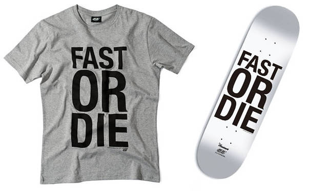 <strong>55DSL｜FIFTYFIVEDSL</strong>　「55DSL×ALEX FAKSO」コラボレーションTシャツ 6090円、「55DSL×INSTANT×ALEX FAKSO」SKETE BOARD 1万500円　© the images are properties of Alex Fakso