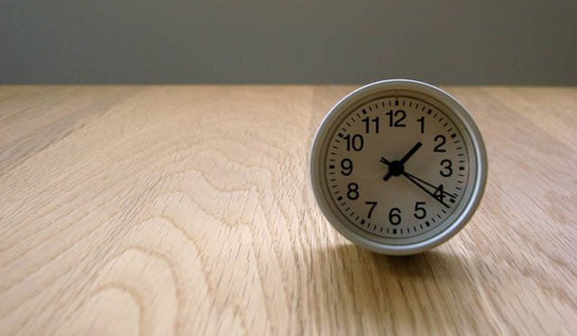 <strong>生方ななえ｜「香るジャンル」</strong> コロンっとしたデザインがかわいい無印良品の『公園の時計』。