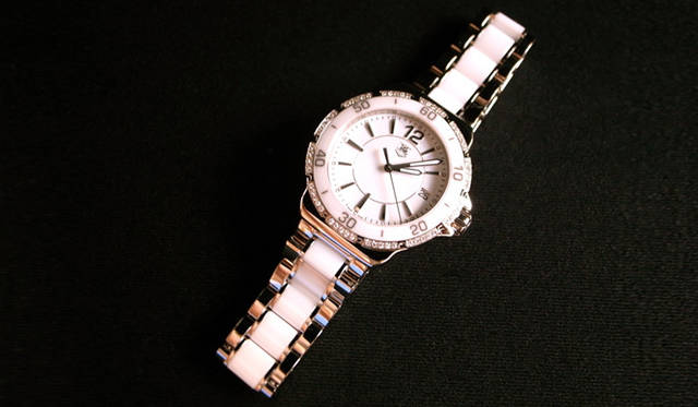 <strong>生方ななえ｜「香るジャンル」</strong> 最近のお気に入り、タグ・ホイヤーの腕時計。