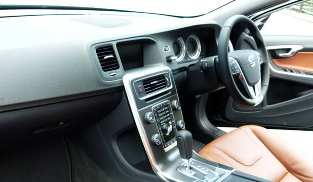 <strong>VOLVO V60｜ボルボ V60</strong>