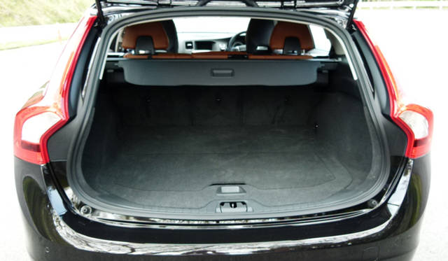 <strong>VOLVO V60｜ボルボ V60</strong>