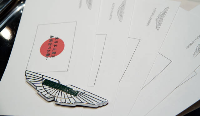 <strong>ASTON MARTIN V8 Vantage S｜アストンマーティン V8 ヴァンテージ S</strong>　発表会のさい、東日本大震災復興支援のための募金をおこなうノーティスが、テーブルごとに置かれていた。