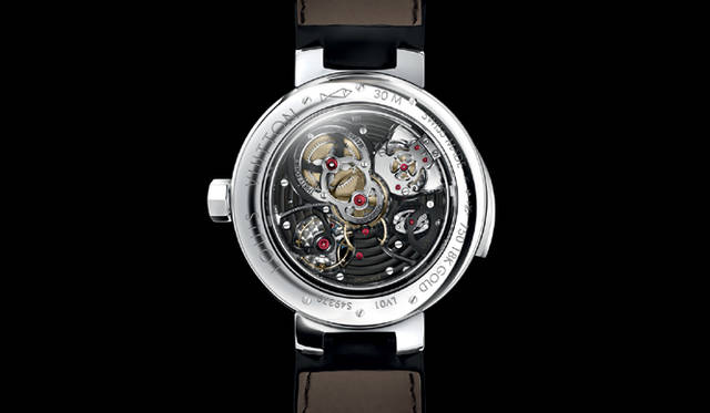 <strong>LOUIS VUITTON｜ルイ・ヴィトン</strong>　日常使用を前提に設計されており、防水が難しいメカニズムながら30m防水であり、100時間という長いパワーリザーブ（作動時間）も特徴だ。ケース素材をホワイトゴールド、ローズゴールド、イエローゴールドから好みで選択できる。「タンブール ミニッツリピーター」2800万円（予価）。受注生産品。