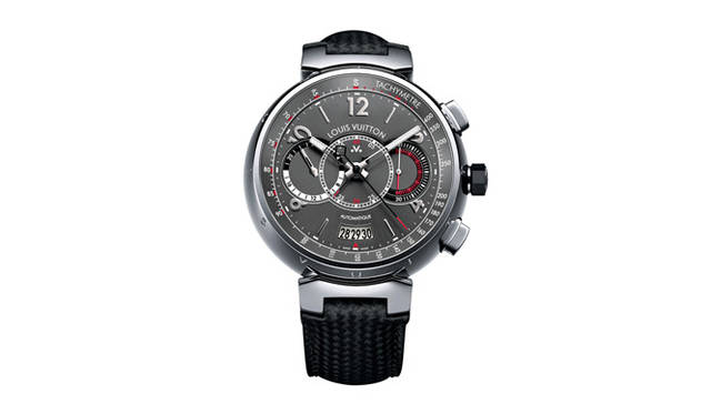 <strong>LOUIS VUITTON｜ルイ・ヴィトン</strong>　旅（ヴォワイヤージュ）を楽しむドライバーのために開発された、タンブール・コレクションのあたらしい自動巻きクロノグラフ。文字盤はダッシュボードからインスピレーションを得てデザインされている。「タンブール オートマティック クロノグラフ ヴォワイヤージュ」 72万4500円 （6月発売予定、ピンクゴールドケースは9月発売予定）