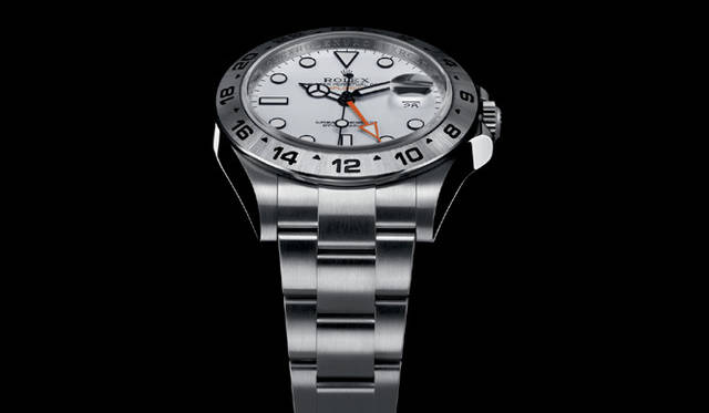 <strong>ROLEX｜ロレックス</strong> 新技術の採用で信頼性と耐久性が向上した新型自動巻きムーブメント、ひとまわり太くなって視認性が向上した時分針など、機能を追求して根本から生まれ変わったアドベンチャーウォッチ“永遠の定番”。「オイスター パーペチュアル エクスプローラーII」69万3000円（予価）[今秋発売予定]