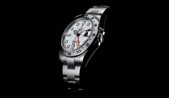  文字盤の夜光表示も、クロマライトと呼ばれるブルー発光のものに変わり、24時間針が1971年のオリジナルモデルとおなじ、矢印をかたどったオレンジ色となったのも話題。「オイスター パーペチュアル エクスプローラーII」69万3000円（予価）[今秋発売予定]