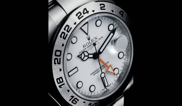  文字盤はサテン仕上げのブラックか、ホワイトラッカーの2タイプ。針にもクロマライトがセットされているので、ブラック文字盤の場合は、針が浮き上がる“ファントム効果”も特徴。「オイスター パーペチュアル エクスプローラーII」69万3000円（予価）[今秋発売予定]