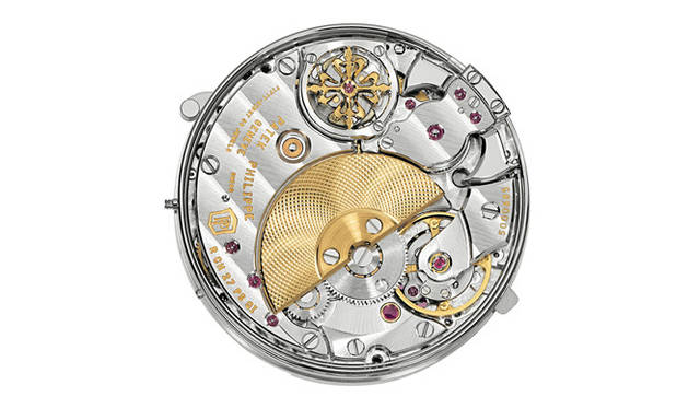 <strong>PATEK PHILIPPE｜パテック フィリップ</strong>　パテック フィリップの製品としては初のこの複雑なメカニズムは、ムーブメント裏側にあるマイクロローター式の自動巻き機構で蓄えられたエネルギーで駆動される。「コンプリケーション Ref.5208」受注生産[価格は受注時による]（パテック フィリップ／パテック フィリップ ジャパン・インフォメーションセンター）