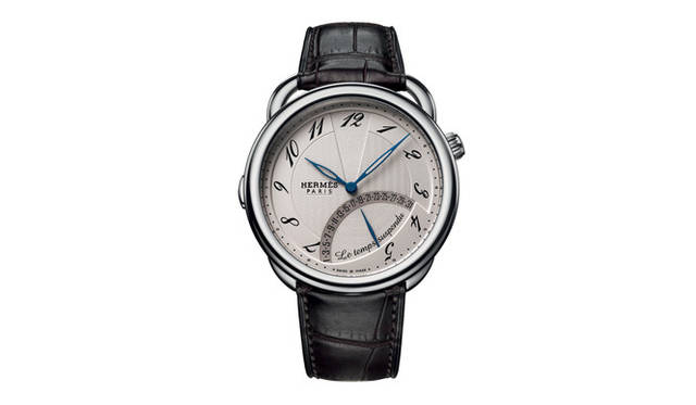 <strong>HERMÈS｜エルメス</strong>　9時位置の「時を忘れる」ボタンを押すと、時分を表示する2本の針が定位置に、日付表示針が隠れる、ユニークな機能をもつ腕時計。「アルソー タンシュスポンデュ」165万9000円[予価]（年末発売予定）