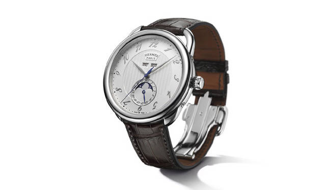 <strong>HERMÈS｜エルメス</strong>　今年続ぞく登場した「アルソー」の新作のなかでも、誰にでも自信をもってお薦めしたいのが「グランドリュンヌ（大きな月）」と名づけられた、月・日・曜日表示にくわえてムーンフェイズ表示を備えたこのモデル。「アルソー グランドリュンヌ」65万6250円[予価]（今夏発売予定）  