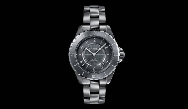 <strong>CHANEL｜シャネル</strong>　シャネルが独自に開発した、セラミックにチタンをブレンドした新素材「チタン セラミック」をケースとブレスレットに、従来のハイテクセラミック同様に使った新モデル。「J12 CHROMATIC（ジェイトゥエルブ クロマティック） 」 60万9000円[予価] （6月1日発売予定）