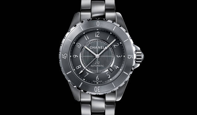 <strong>CHANEL｜シャネル</strong>　ダイヤルはレイルウエイパターンに囲まれた中央部分が垂直方向のサテン仕上げ、その外周が円型ギョーシェ彫りと2つのパターンを使い分けたもの。このなかでロジウム仕上げの針とアラビア数字インデックスが鮮やかに輝きを放つ。「J12 CHROMATIC（ジェイトゥエルブ クロマティック） 」 60万9000円[予価] （6月1日発売予定）