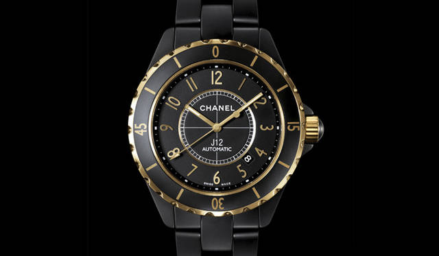 <strong>CHANEL｜シャネル</strong>　ハイテクセラミック部分はもちろん、ベゼルや針、インデックス、リュウズのイエローゴールド素材までマット仕上げをほどこすことで生まれた、精悍で落ち着きのある雰囲気。「J12 キャリバー 3125」214万2000円 [予価] （今秋発売予定）