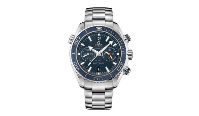 <strong>OMEGA｜オメガ</strong>　3層構造の新型コーアクシャルエスケープメント、シリコン製ヒゲゼンマイ、垂直クラッチを採用しこちらも3層構造のコラムホイールを採用したクロノグラフ機構など、じつに6年という長い開発期間をかけて開発した新自動巻きムーブメント「キャリバー9300」を搭載する新モデル。「シーマスター プラネットオーシャン クロノグラフ」 92万4000円[予価] （10月発売予定）