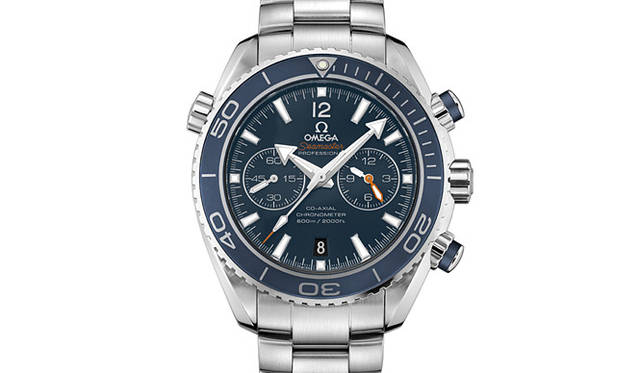 <strong>OMEGA｜オメガ</strong>　タイムゾーンの異なる場所に移動したさいに時針だけを動かして時刻修正ができる「タイムゾーンファンクション機能」や、クロノグラフ作動中にリセットボタンを押しても故障の心配のない「クロノグラフ セキュリティ機構」も備える。「シーマスター プラネットオーシャン クロノグラフ」 92万4000円[予価] （10月発売予定）