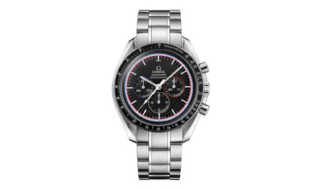 <strong>OMEGA｜オメガ</strong>　1971年、はじめて月面車を用いたアポロ計画を記念する限定モデル。このミッションのエンブレムに使われた赤・白・青のカラーが文字盤に採り入れられている。「スピードマスター プロフェッショナル アポロ15号 40周年記念限定モデル」 54万6000円（今夏発売予定）