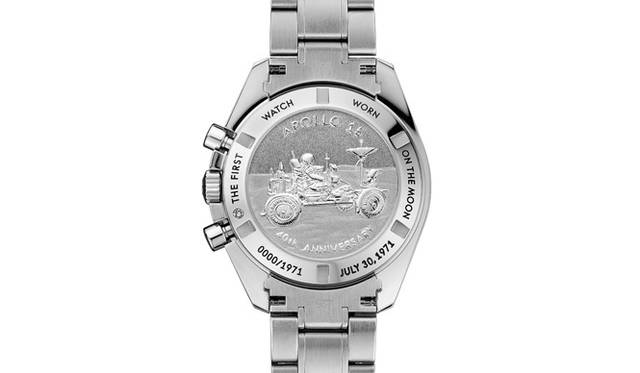<strong>OMEGA｜オメガ</strong>　ケース裏にはこの計画ではじめて使われたルナローバー（月面車）が刻印されている。さらにスペシャルボックスも付属する。「スピードマスター プロフェッショナル アポロ15号 40周年記念限定モデル」 54万6000円（今夏発売予定）