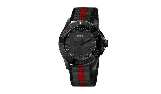 <strong>GUCCI｜グッチ</strong>　ブラックPVD加工されたステンレススティールケースに、グリーン・レッド・グリーンウェブの超耐性ナイロンストラップという組み合わせの、グッチらしい1本。「G-タイムレス スポーツ」12万2850円。7月発売予定」。