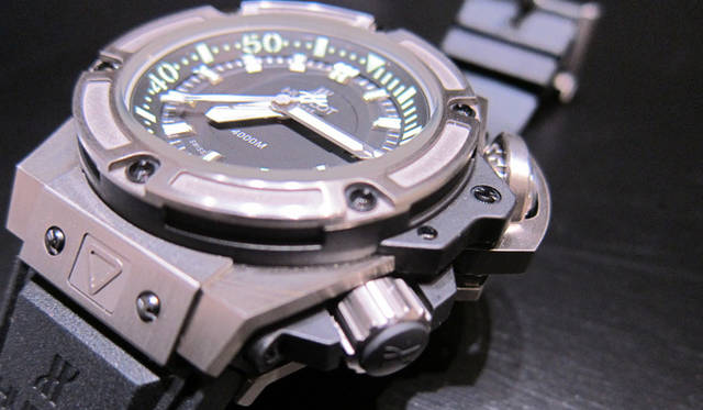 <strong>HUBLOT｜ウブロ</strong>　4000メートル防水を実現したケースやベゼルはすべて、鋼鉄より遥かに軽量で剛性にも優れた、自社ファクトリー内のオートクレープ（窯）で焼成するカーボンファイバー製。「キング・パワー・ダイバー4000 カーボン」世界限定1000本。233万1000円（予価）。発売時期未定。