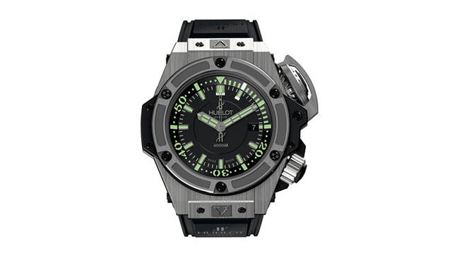 <strong>HUBLOT｜ウブロ</strong>　4000メートル防水というおなじ基本スペックで、ケースとベゼルの素材をチタンとしたモデル（予価・174万3000円）もある。「キング・パワー・ダイバー4000 カーボン」世界限定1000本。233万1000円（予価）。発売時期未定。