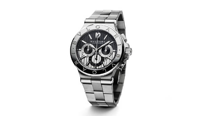 <strong>BVLGARI｜ブルガリ</strong>　2008年の誕生以来の人気モデルが、文字盤をサイズアップし、ベゼルをシャープにするなどの改良で、存在感とラグジュアリー感をアップさせてリニューアルした。「ディアゴノ カリブロ 303」120万8500円。7月発売予定