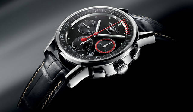 <strong>LONGINES｜ロンジン</strong>　秒針のアタマに副尺がついたユニークなクロノグラフ針、30分積算計の赤が「エッグシェル（卵の殻）」色の文字盤に映える。ブラックダイヤルのタイプ。「ロンジン コラムホイールクロノグラフ レコード」40万4250円（予価）。今秋発売予定。