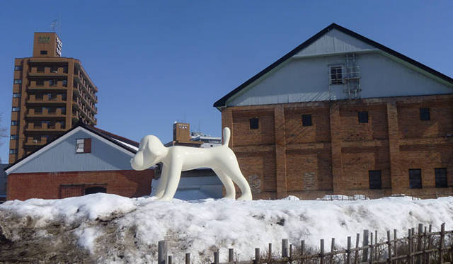 <strong>和醸和楽｜酒の柳田</strong>　弘前市出身のポップアート作家 奈良美智さんのモニュメント。