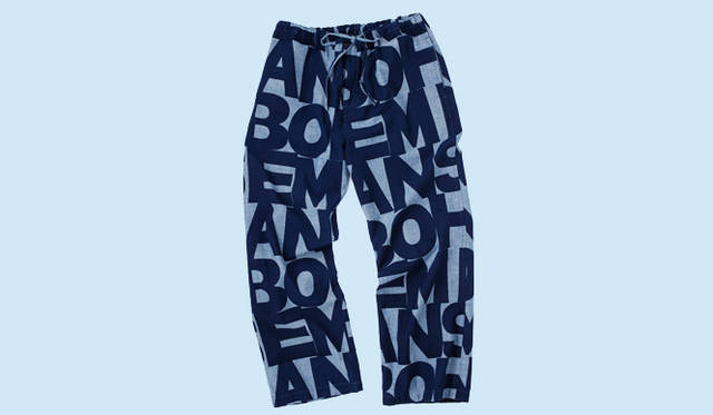 <strong>BOHEMIANS｜ボヘミアンズ</strong>　オリジナルのシャンブレー地に“BOHEMIANS”のロゴパターンを全面にプリントしたワイドパンツは、一点投入でスタイリングにリラクックス感を演出してくれる。
