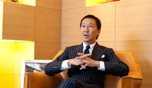 <strong>JOHN LOBB│ジョンロブ</strong>　今日のコーディネイトは、ストライプのダブルブレストスーツ