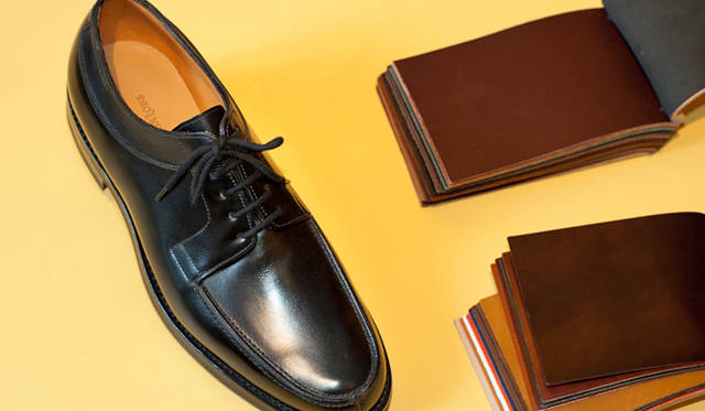 <strong>JOHN LOBB│ジョンロブ</strong>　モデル「BARROS（バロス）」は、茶の濃淡のコンビがオーダー可能 