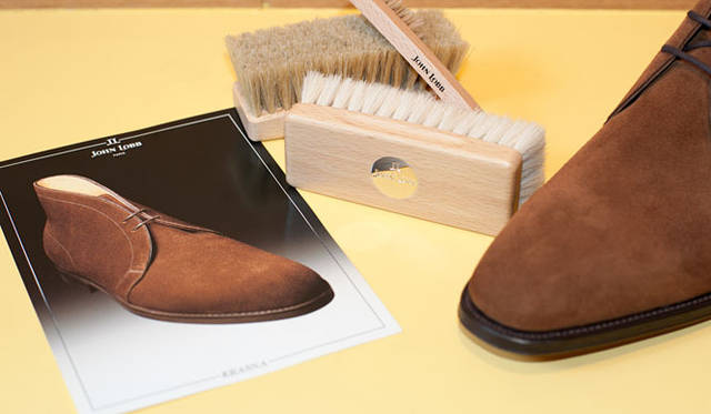 <strong>JOHN LOBB│ジョンロブ</strong>　左がオーダー可能なモデル「KRASNA（クラスナ）」 23万6250円。右が現行モデル。トゥの形状に注目