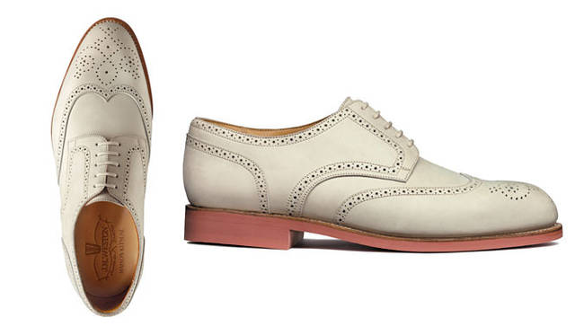 <strong>J.M. Weston│ジェイエムウエストン</strong>　2011 spring-summer collection「East Hampton」<br>イーストコーストスタイルのダービーは、バターイエローのカーフスキンスエードとカラマツでなめしたカーフスキンの2種類。街ではエレガントに、自然のなかでは快適に過ごせるよう、レンガ色のラバーソールを使用している。10万8150円