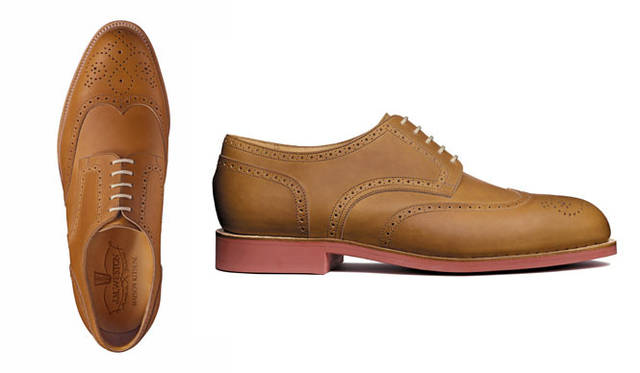 <strong>J.M. Weston│ジェイエムウエストン</strong>　2011 spring-summer collection「East Hampton」<br>こちらは、カラマツでなめしたカーフスキンのダービー。レザーソールでのグッドイヤー製法が主流のジェイエムウエストンで、このレンガ色のラバーソールを使用するのははじめての試み。10万8150円